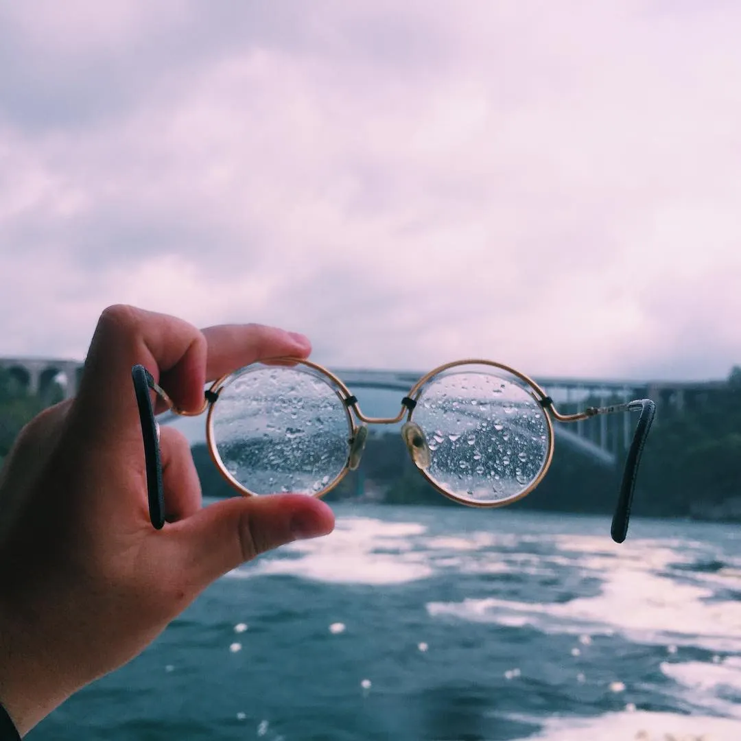 Yazarın gözlükleri, Niagara Şelalesi altında