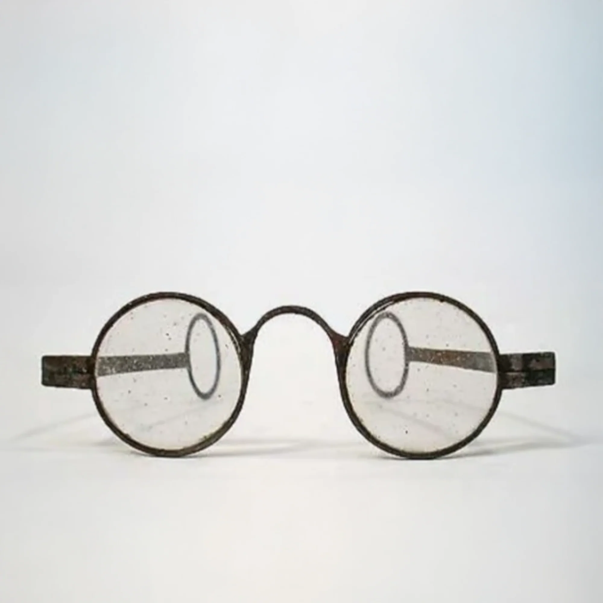 Edward Scarlett'in menteşeli saplı orijinal gözlük çerçevesi tasarımı